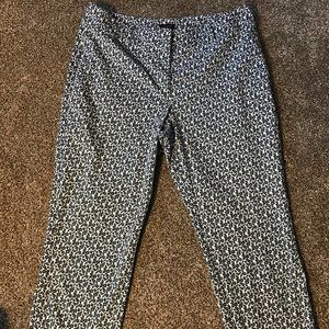 ANN TAYOR-White/Black -Size 8-Curvy- Capri Pants
